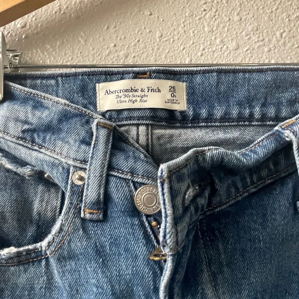 Abercrombie & Fitch 90s Straight Ultra High Rise Jeans | Medium Wash | Size 0/25 - Picture 3 of 6
